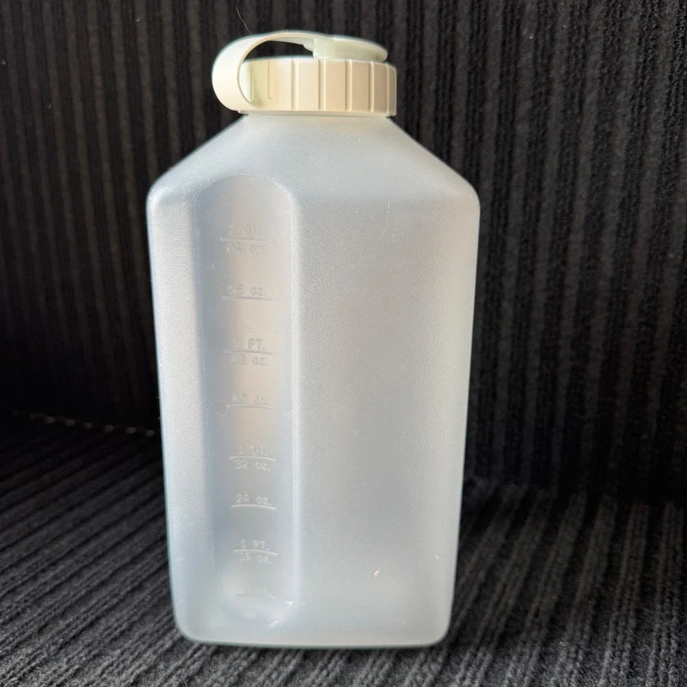 Rubbermaid Servin Saver 2 Quart Plastic Water Bottle Pitcher 2468 White Lid - Picture 1 of 8